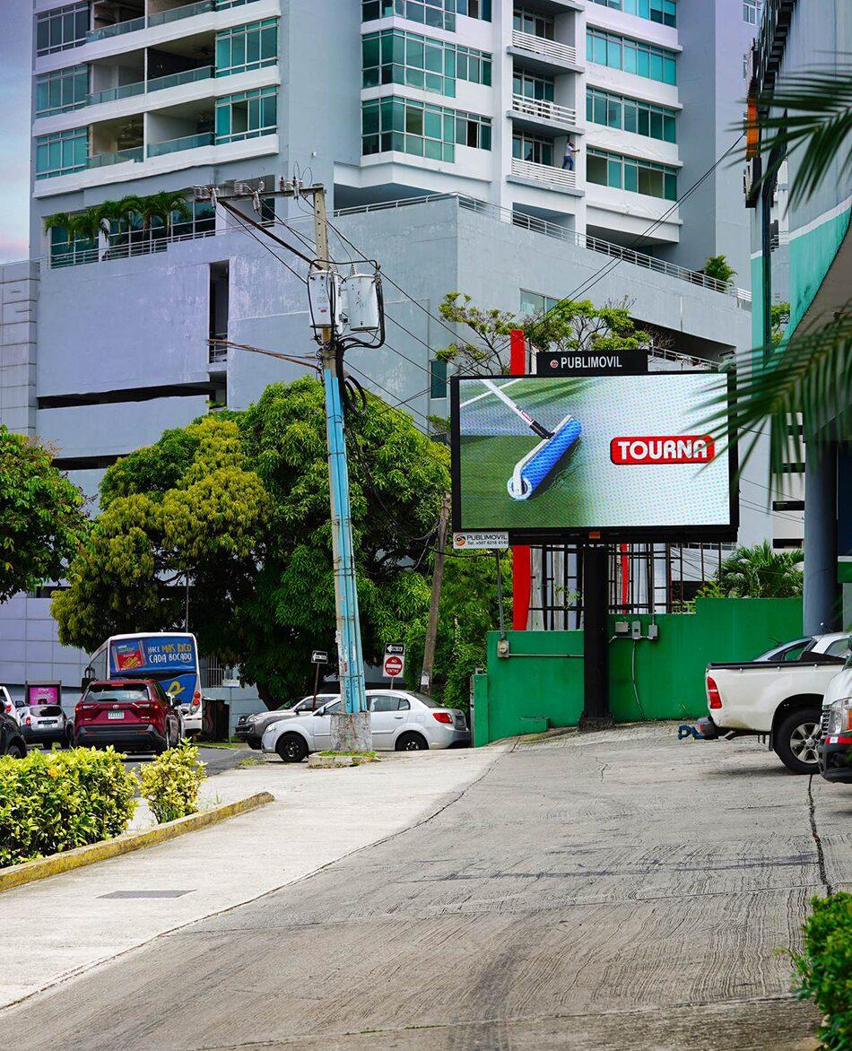 Pantalla digital disponible para pauta publicitaria en Vía Israel, Panamá.